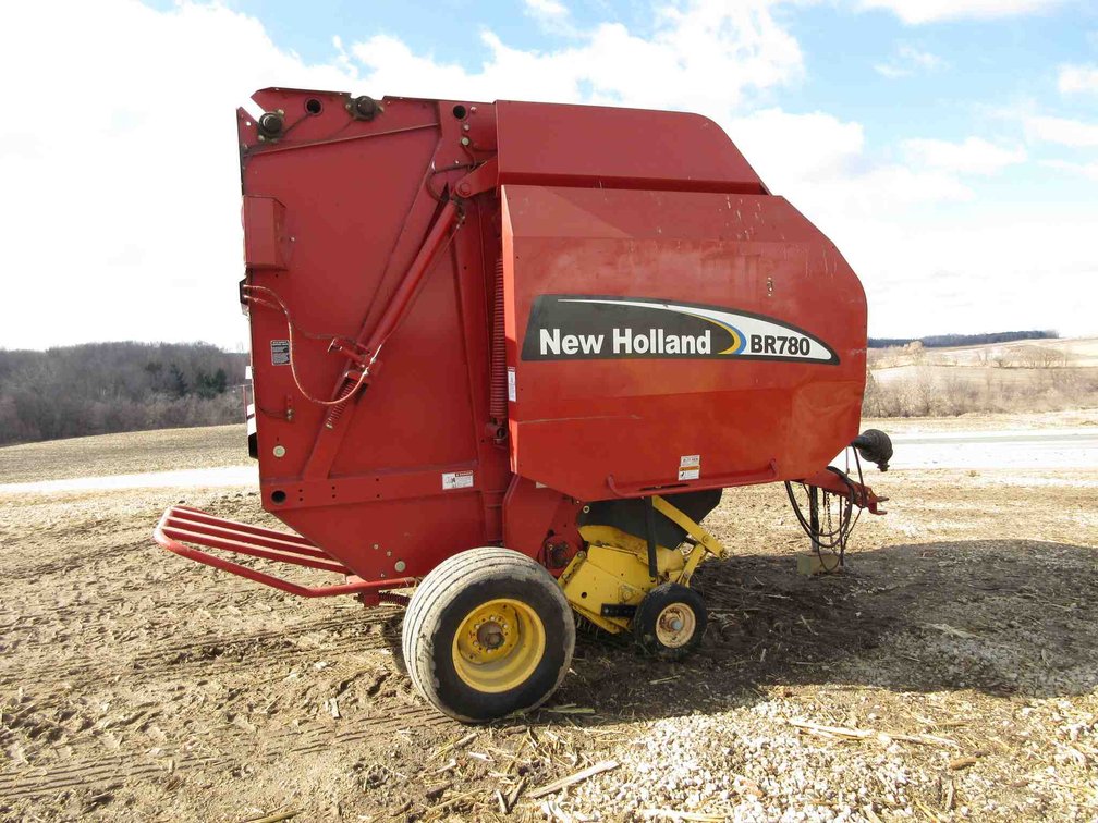 New Holland BR780 round baler with monitor