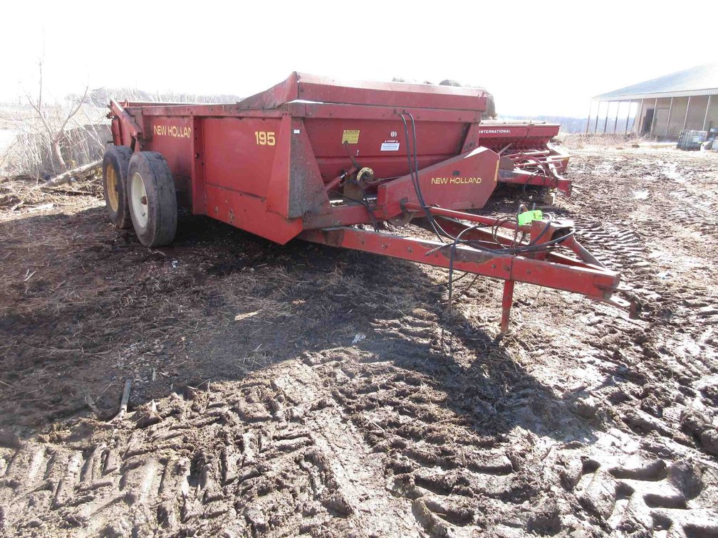 New Holland 195 tandem axle manure spreader