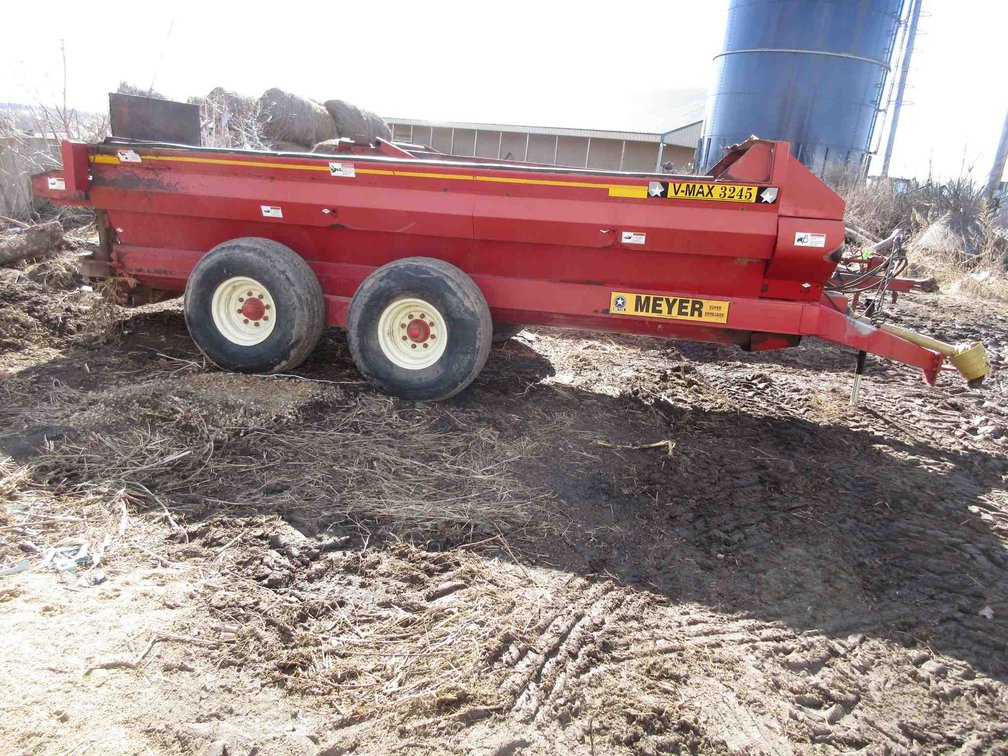 Meyer V-Max 3245 super spreader auger feed manure spreader
