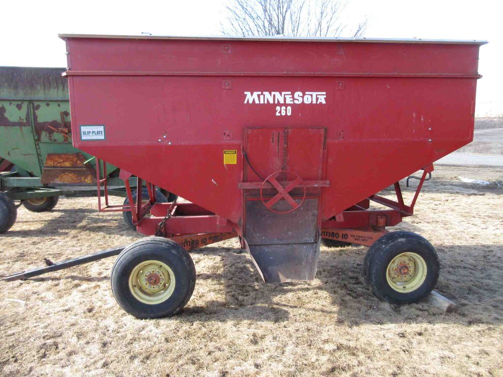 Minnesota 260 gravity box with extensions 