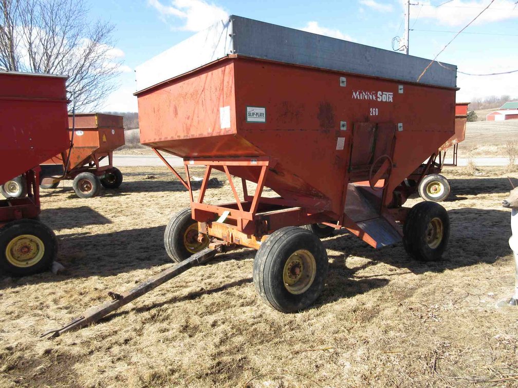 Minnesota 260 gravity box with extensions 