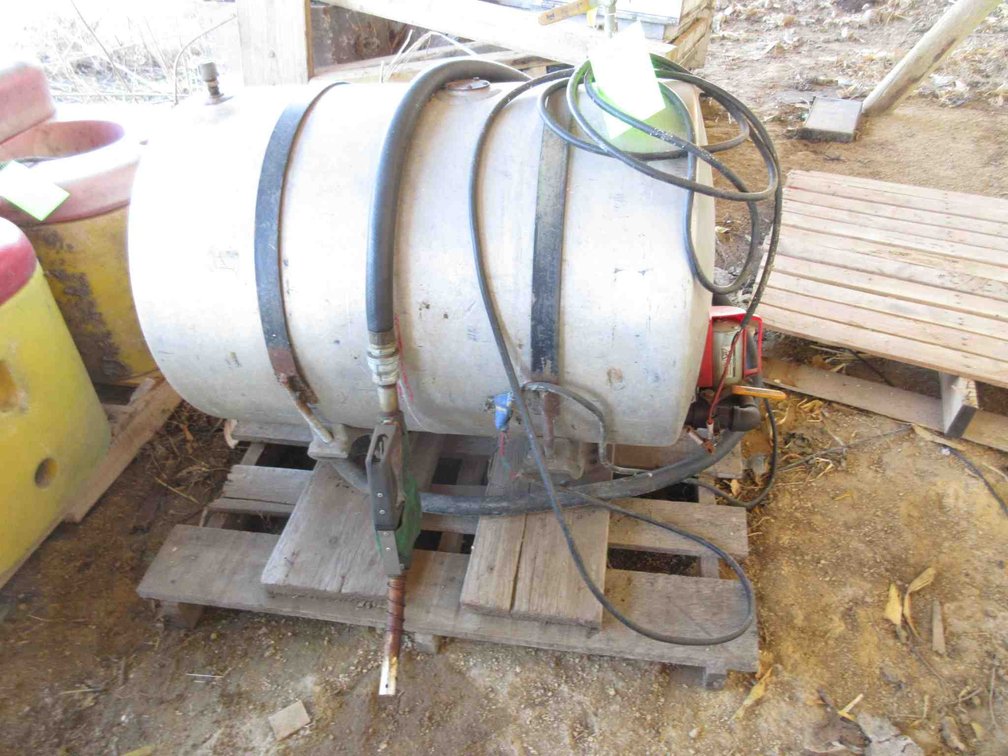 Portable fuel tank on pallet
