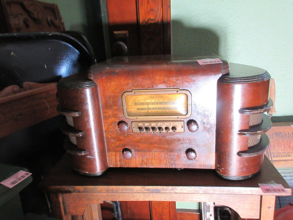Antique Spartan table top radio
