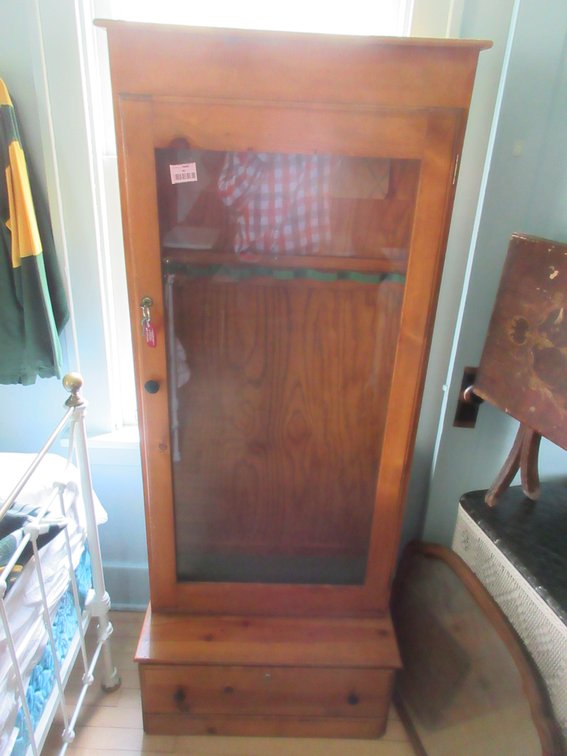 Locking 6-place wood gun cabinet with key