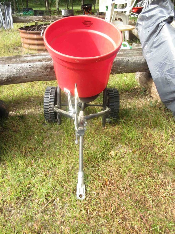 Earthway pull type fertilizer spreader
