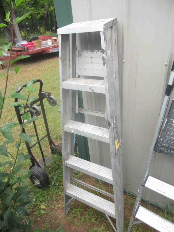 Aluminum step ladder