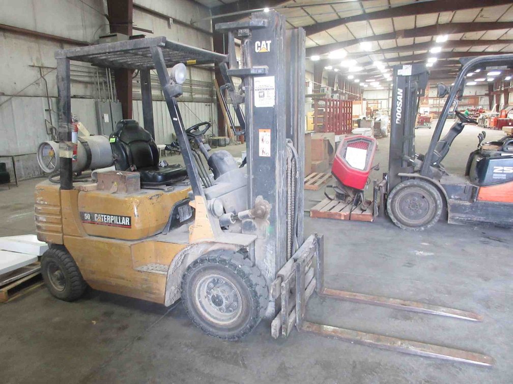 Caterpillar 50 model GP25 propane/gasoline forklift (runs & drives-must arrange alternate pickup date)