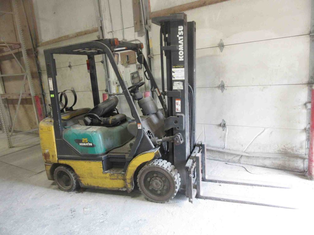 Komatsu 25 propane forklift (does not start, only clicks when key turned)