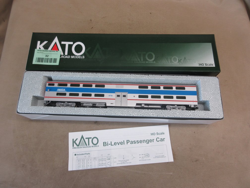 KATO Bi-Level Passenger Car Cab-Coach Chicago Metra #8750 Passenger car