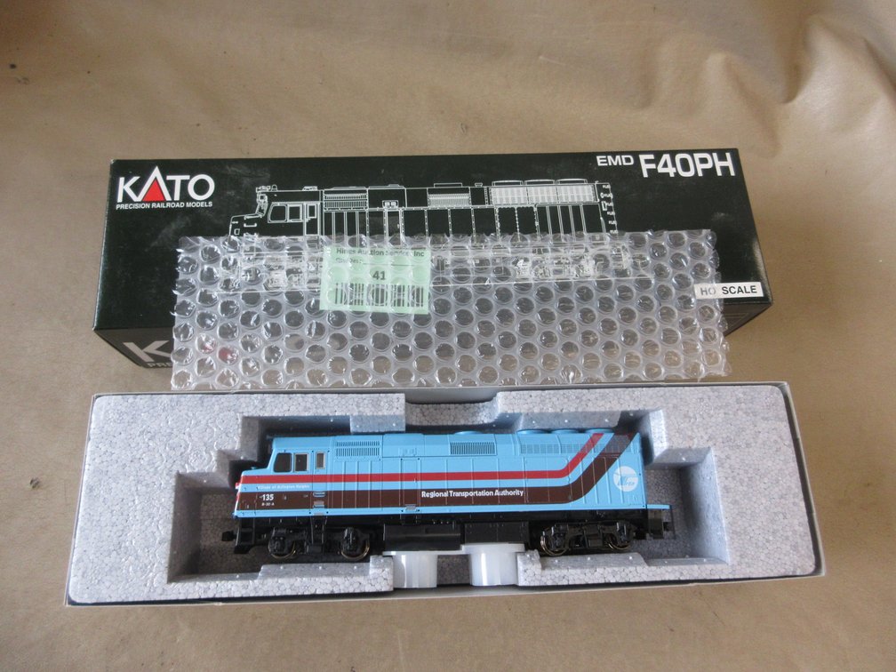 KATO Chicago RTA #135 EMD F40PH locomotive
