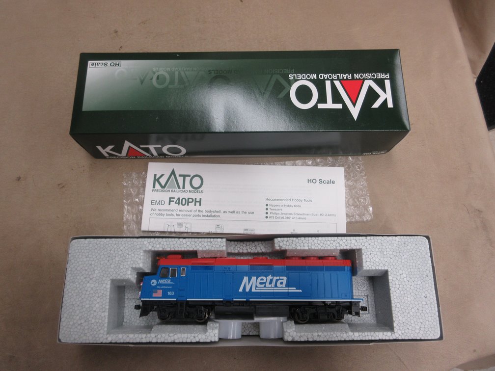 KATO Chicago Metra City of Elmhurst #163 EMD F40PH locomotive