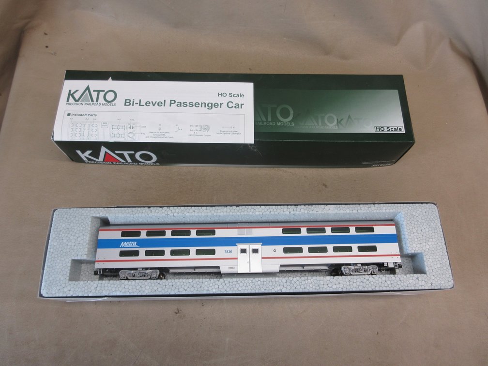 KATO Bi-Level Passenger Car 4-Window Coach Chicago Metra #7836 passenger car