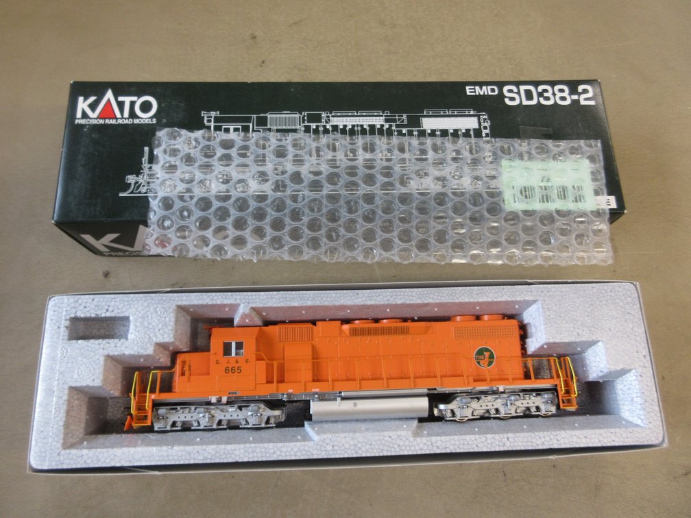 KATO Elgin, Joliet & Eastern #665 EMD SD38-2 locomotive