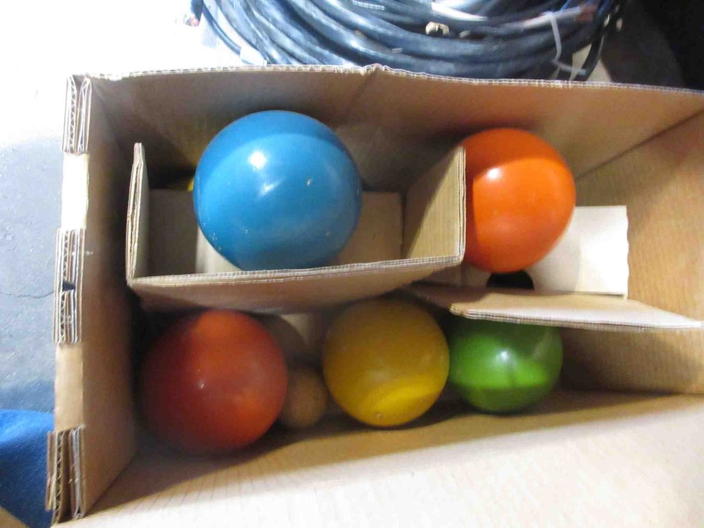 Lawn bowling set