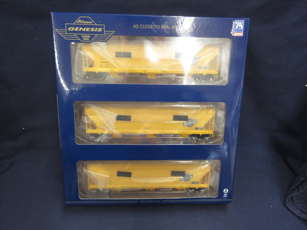 Athearn Genesis Chicago & North Western 4600 Covered hopper HO scale set