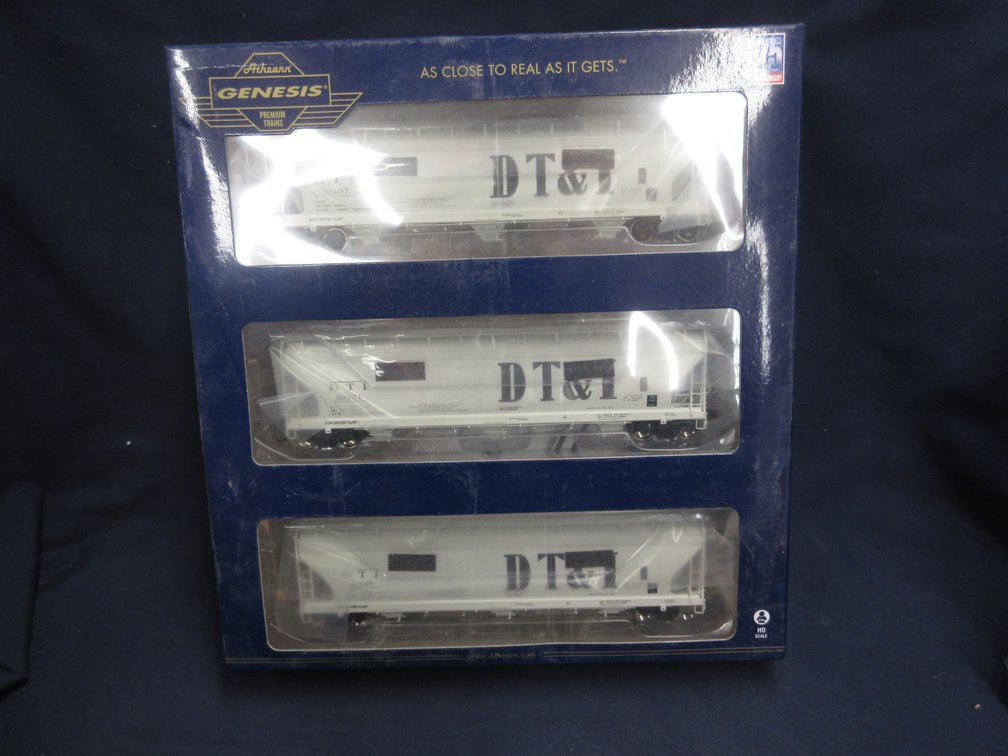 Athearn Genesis Detroit, Toledo, & Ironton HO scale covered hopper set