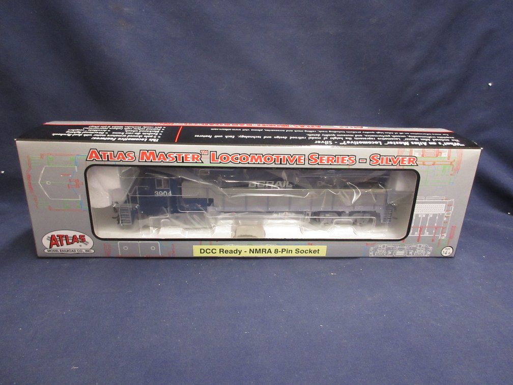 Atlas Silver HO scale Dash 8-39B locomotive