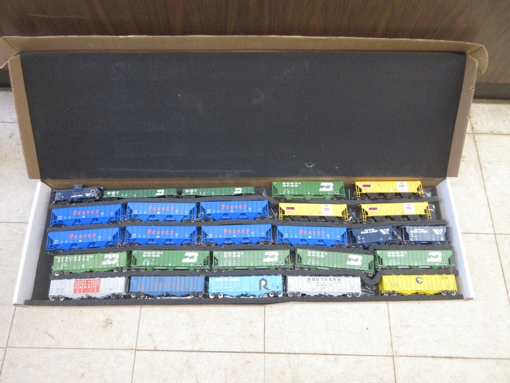 (25) HO Scale train cars and (1) Caboose