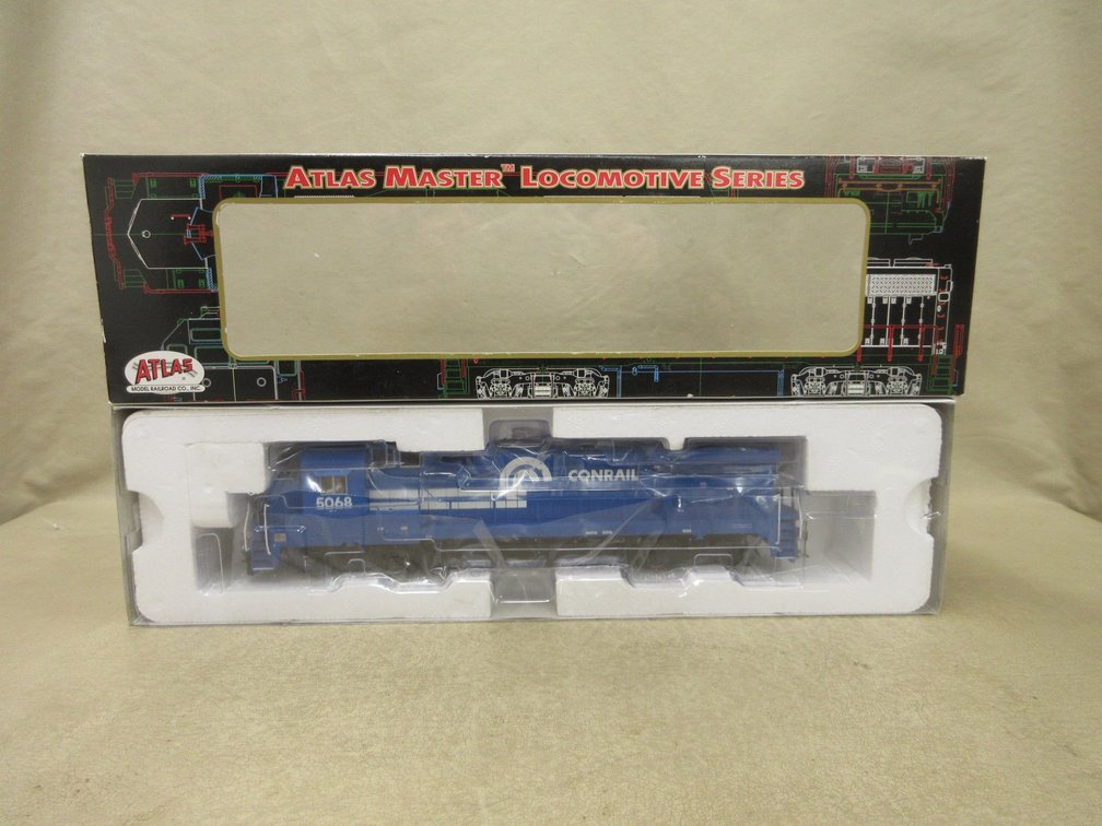 Atlas Master HO scale Dash 8-40B locomotive Conrail #5068