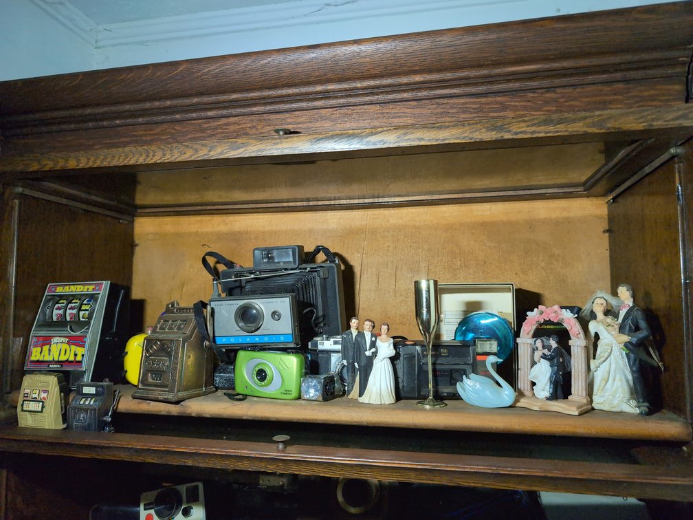 Vintage cameras and slot machines 