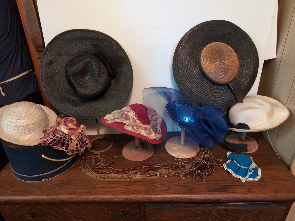 8 vintage hats with 1 hat box