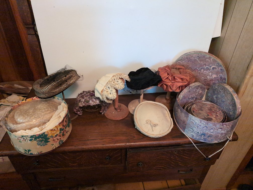 7 vintage hats with assortment of hat boxes 