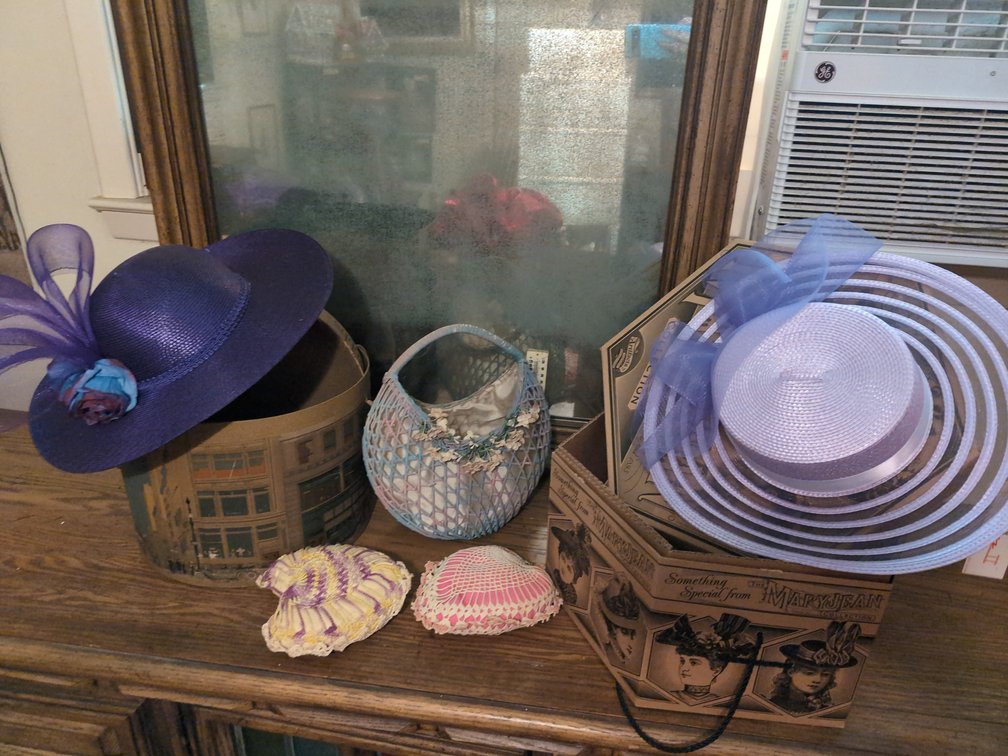 2 hats with 2 large hat boxes and 1 purse 