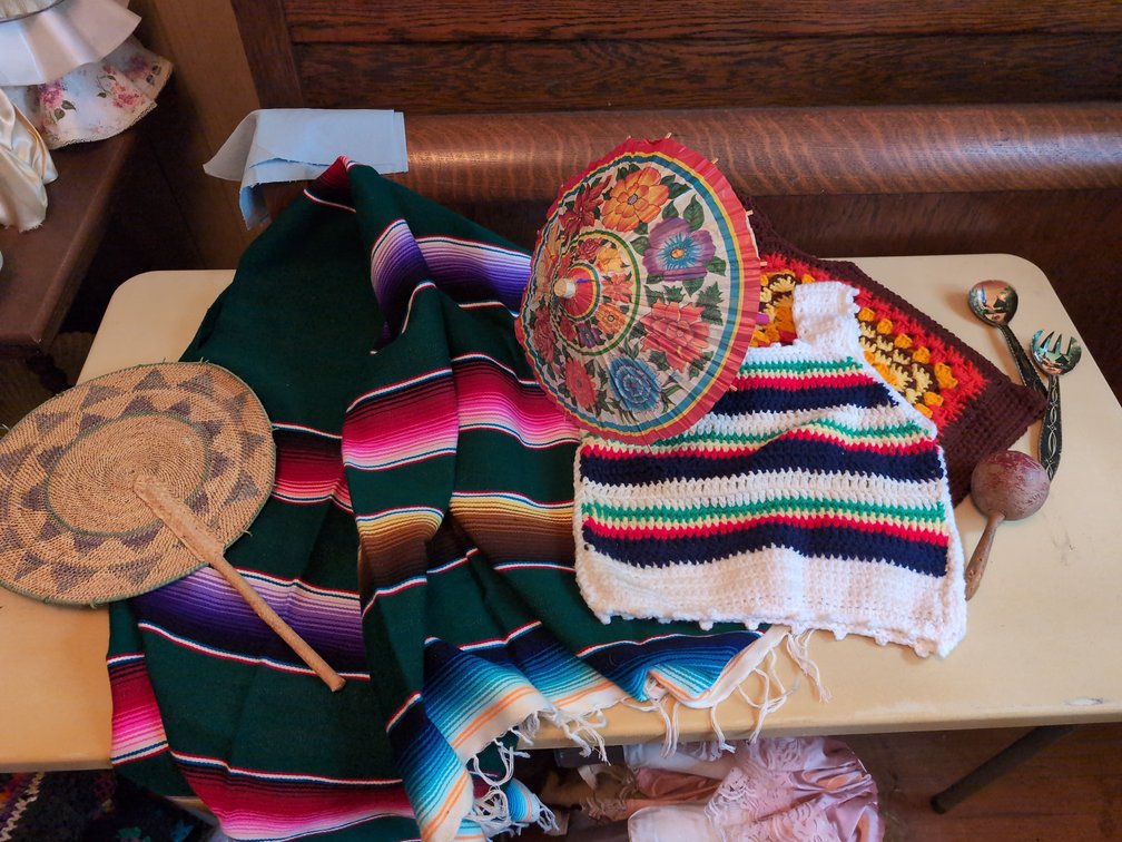 Poncho, crocheted shirt, fan