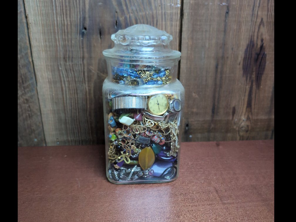 Jar on vintage jewelry 