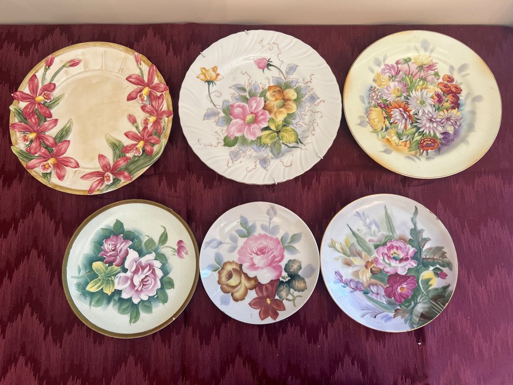 6 Floral themed decorative plates