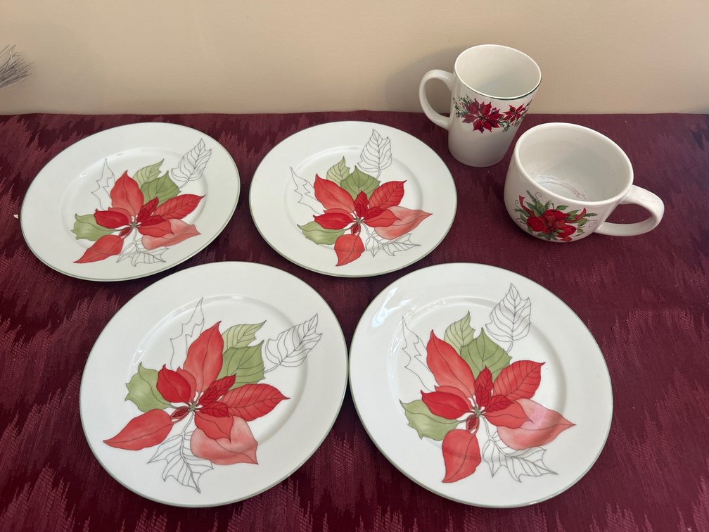 4 Poinsettia Plates, 2 Mugs