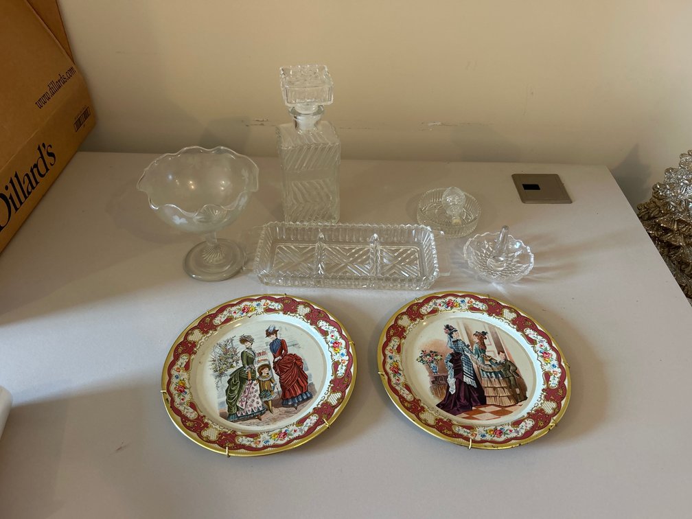 Daher Decorated Ware Plates, Glass Pieces