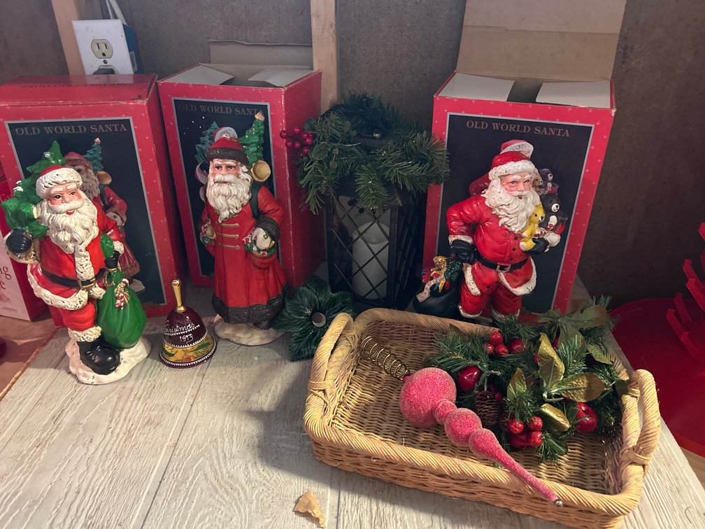 Old World Santa & Christmas Decor
