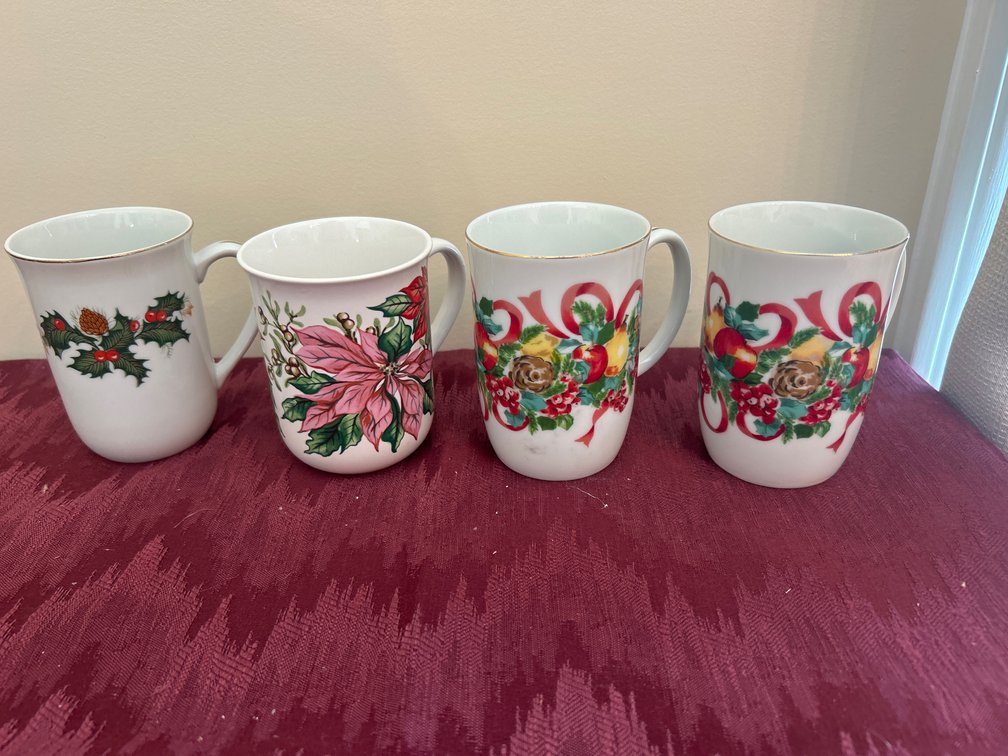 4 Christmas Mugs