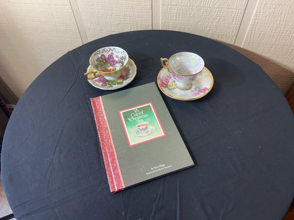A Cup of Christmas Tea Book, 2 Tea Cups