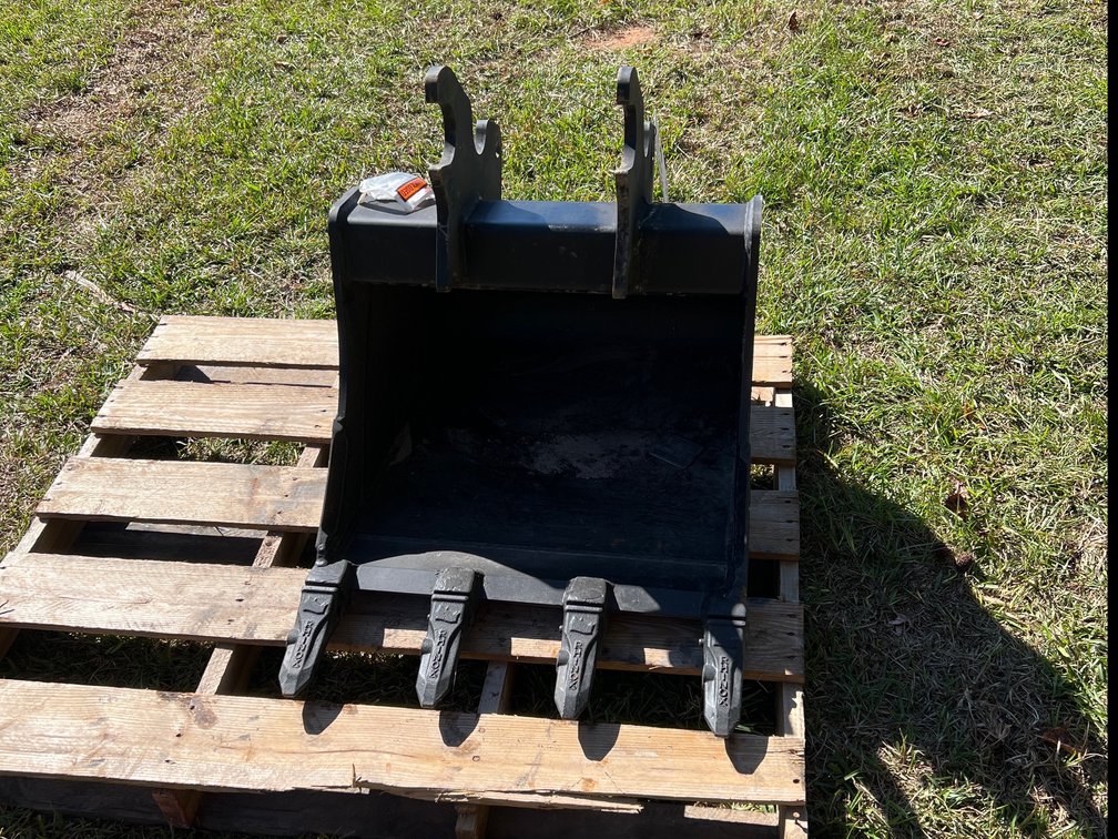 Rhinox Excavator Digging Bucket 24in Quick Attach Fits Kubota 