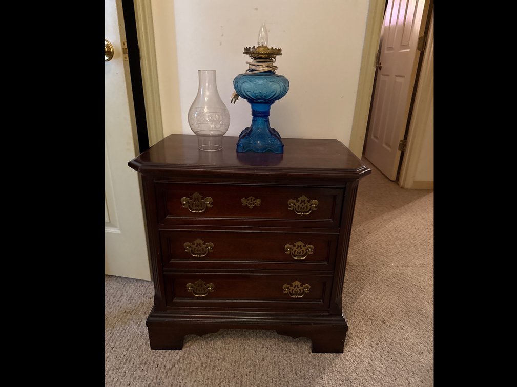 2 Nightstands and 2 Lamps 