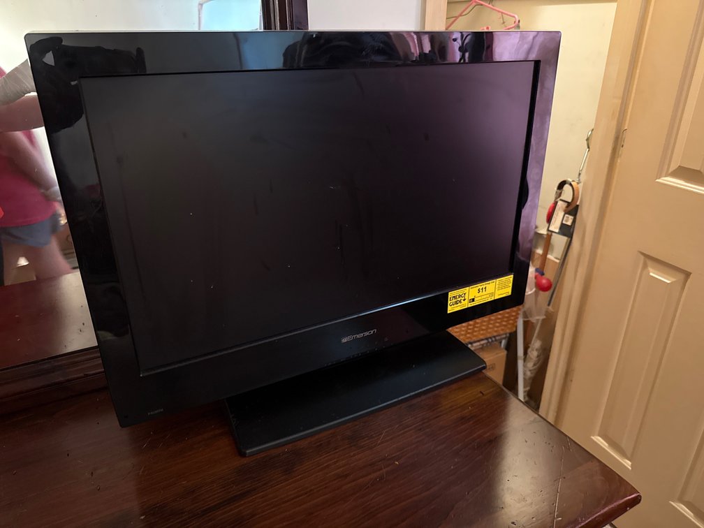 Emerson TV and 3 Decorative Pictures