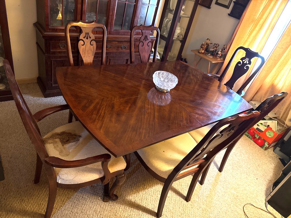 Table and 6 Chairs with Center Piece 