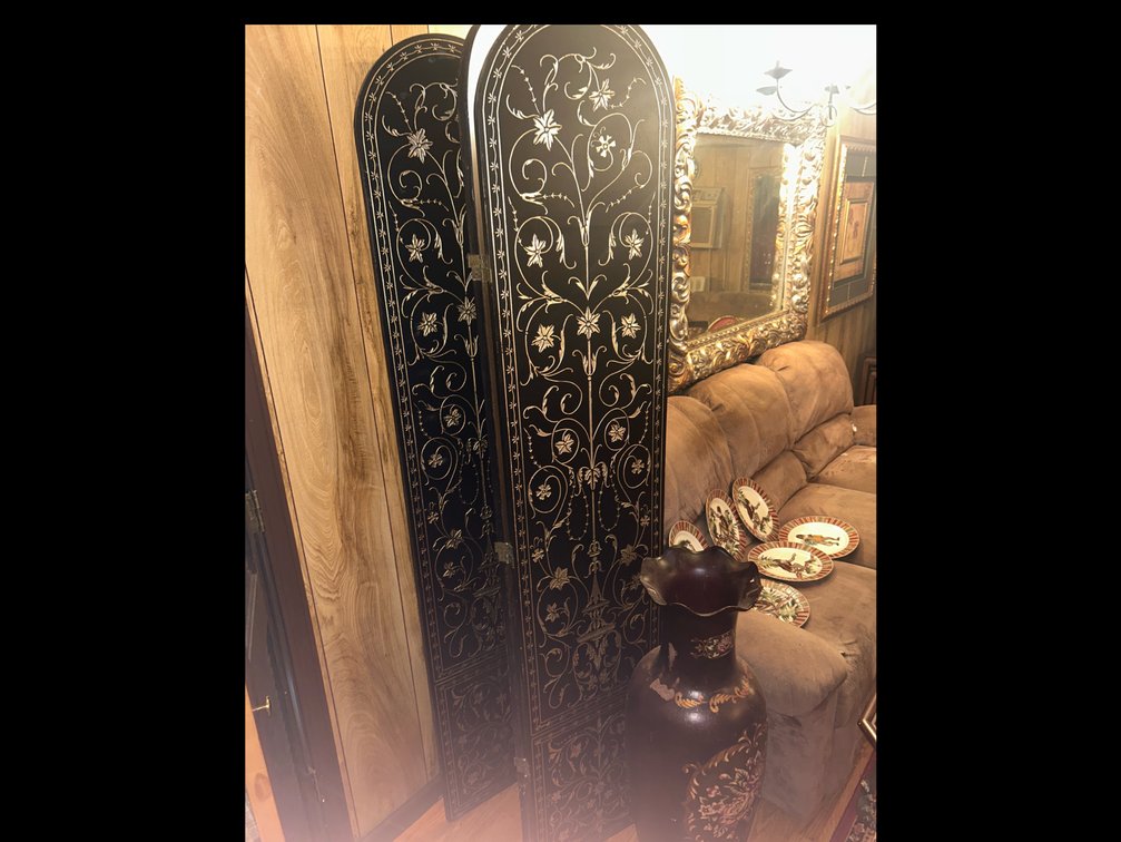 Chinese Room Divider with Large Vase