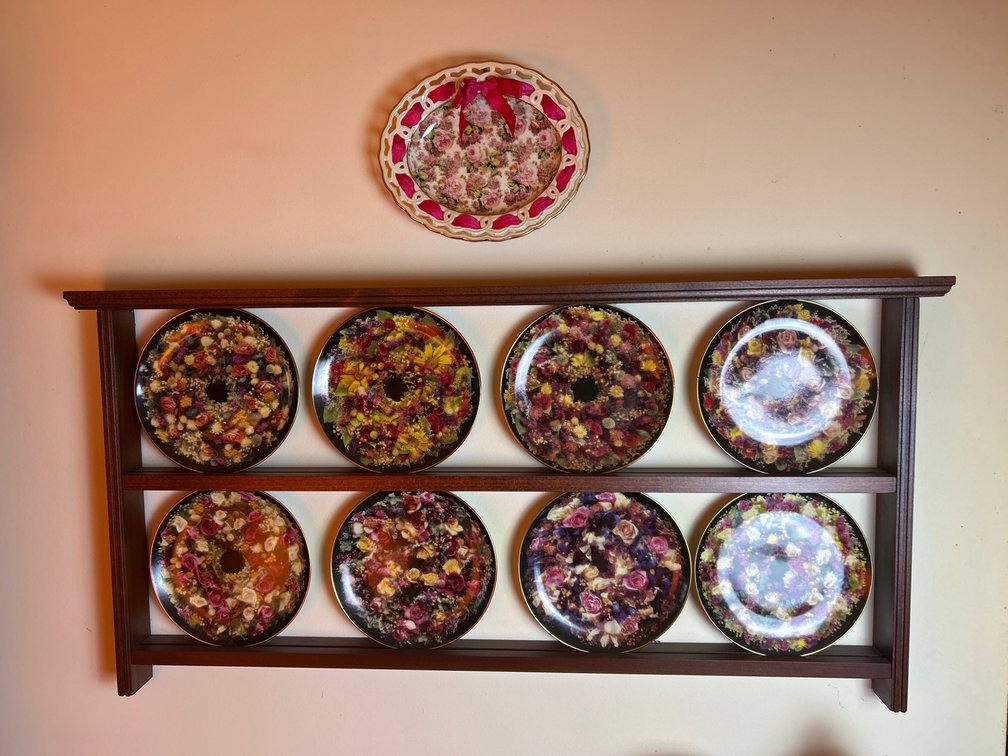 Rose Wreaths Collection Plates with Shelf Plate Holder