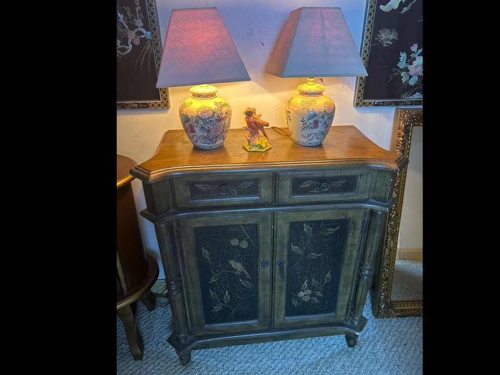 Small Vintage Hutch/Cabinet with Lamps and Decor 