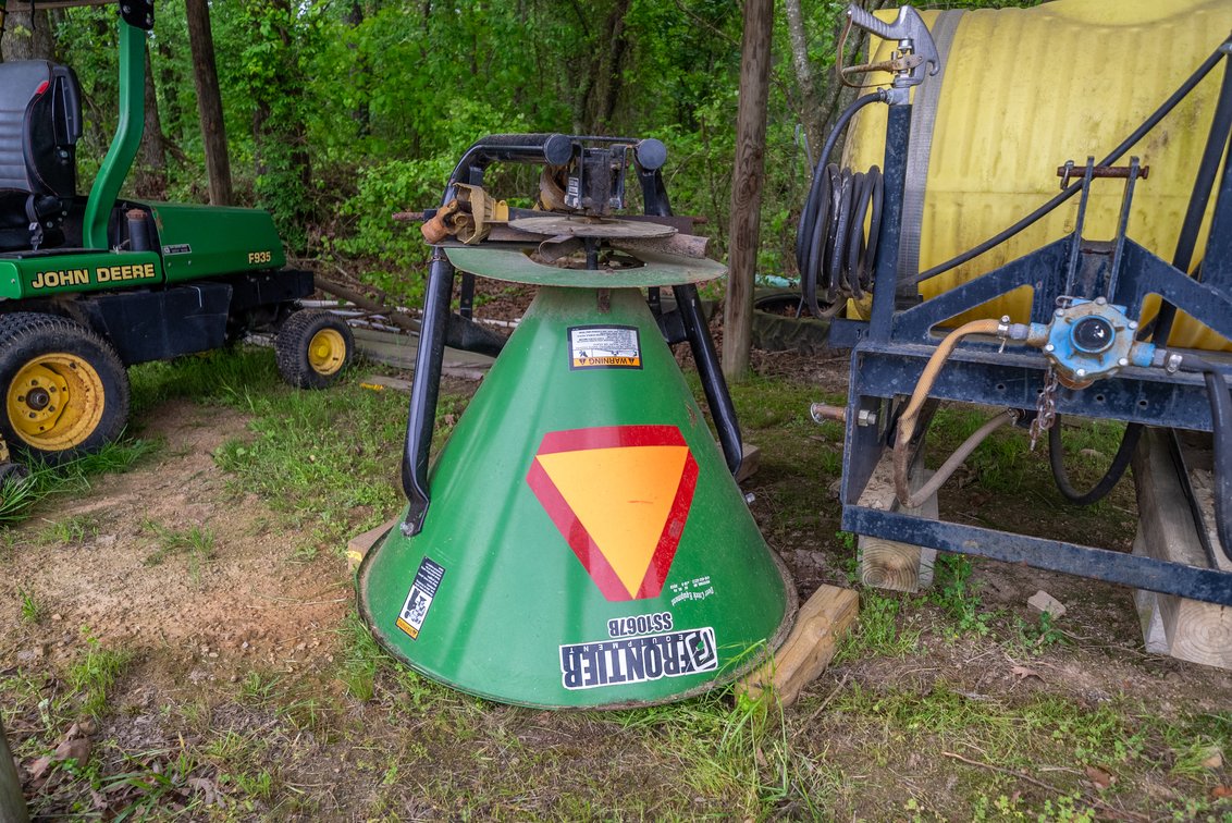 Frontier SS1067B Dry Fertilizer Spreader/Seeder