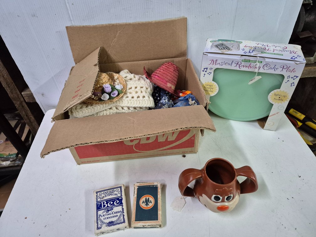Musical revolving cake plate, doll hats+, playing cards, nestle cup