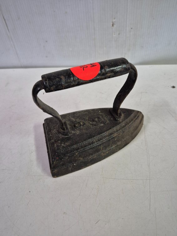 Vtg #6 cast iron sad iron
