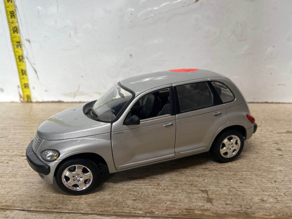 Chrysler PT Cruiser 1/18 Die-Cast Car
