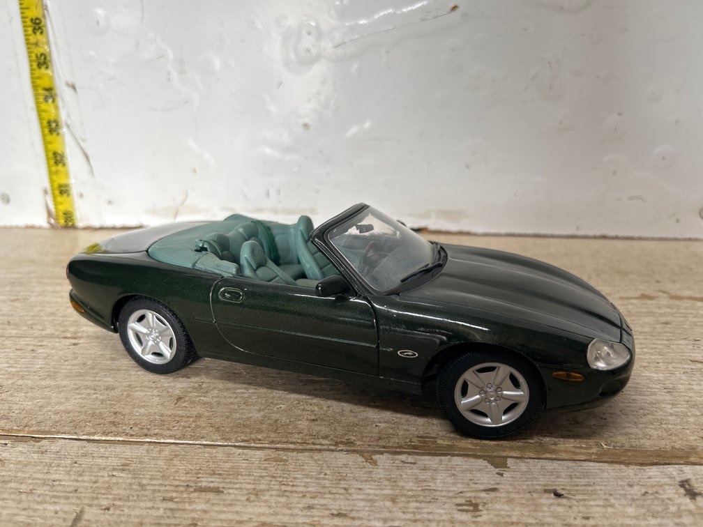 Jaguar XK8 Die-Cast Car 1/18