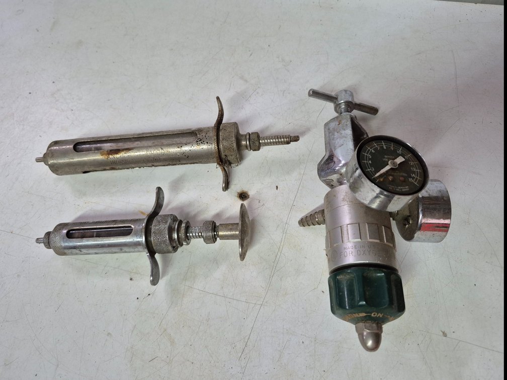 Oxygen tank regulator, 2 vtg syringes