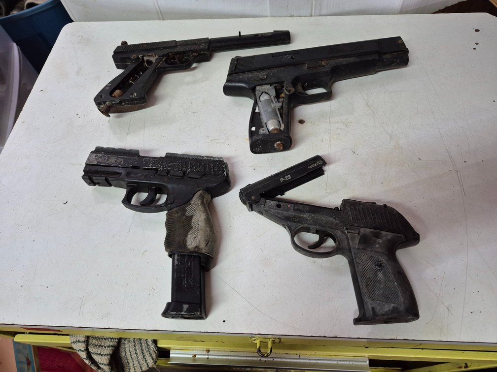 (2) CO2 and (2) BB pistols for parts or repair