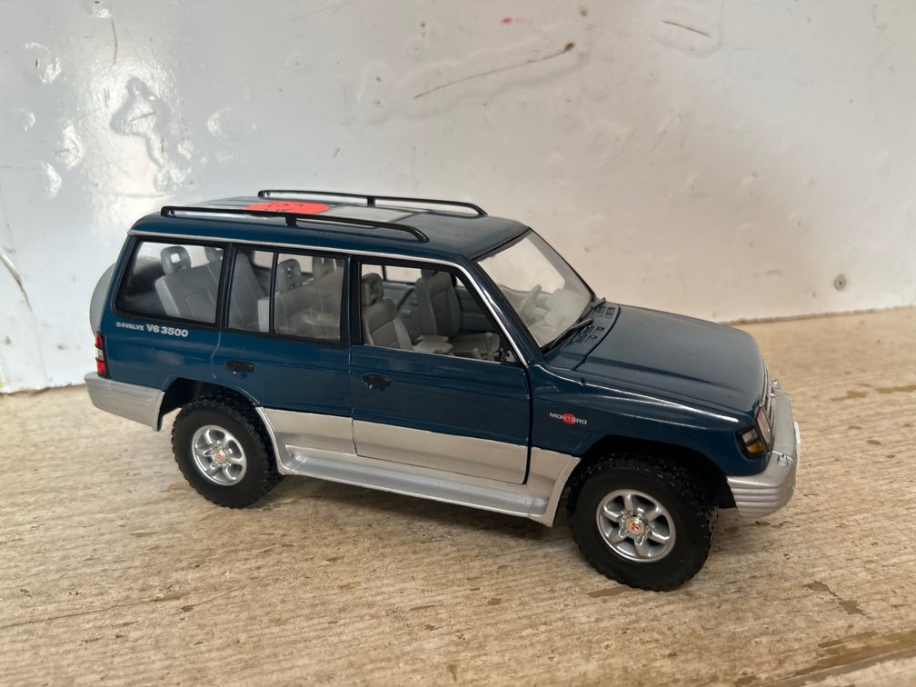 Mitsubishi Pajero 1/18 Die-Cast